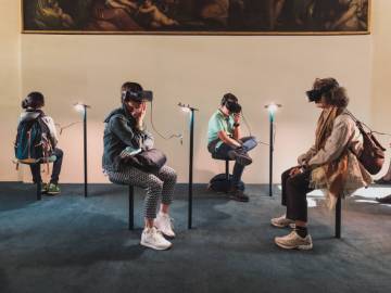 Personnes équipées de casques de réalité virtuelle sous une oeuvre
