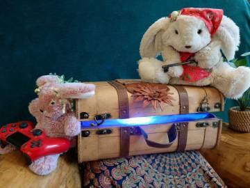 deux peluches lapin sur une petite malle
