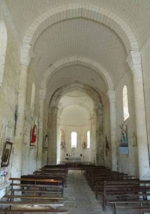 Vue intérieure sur la nef de l'église Claix, sa hauteur, les bancs de l'église