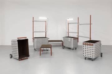 photo de plusieurs &eacute;l&eacute;ments en aluminium avec un chariot, des cimaises et des assises pris dans une pi&egrave;ce grise