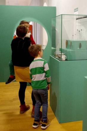 De dos, un enfant admire l'exposition "Matières" du musée Sandelin.