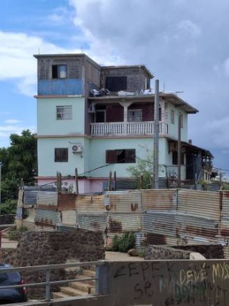 maison construite à Mayotte avec surélévations successives