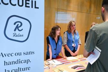 Deux personnes du dispositif Relax &eacute;changent avec le public