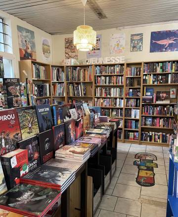 Les rayons bande-dessinée et jeunesse de la librairie Le Passeur