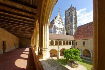 photo de la cour intérieure d'un monastère