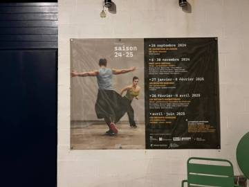 L'image montre l'affiche de la programmation de la saison 2024-25, dans la cour de l'Espace Pasolini