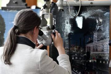 femme_regarde_tableau_microscope