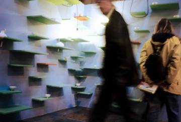 photo d'étagères avec des objets de design dessus et foule floue au premier plan