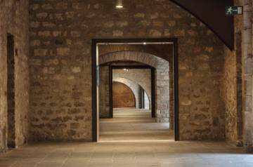 intérieur du musée picasso de barcelone, avec succession de portes