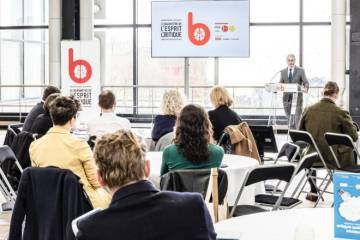 présentation_baromètre_homme_devant_assemblée