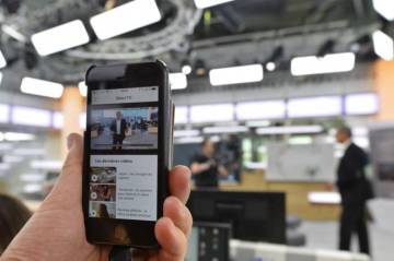 smartphone_sur_plateau_télé_chaine_d'info