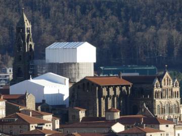 Cathédrale le Puy-en-Velay - Échafaudages sur le  Dôme et le logis des clergeons