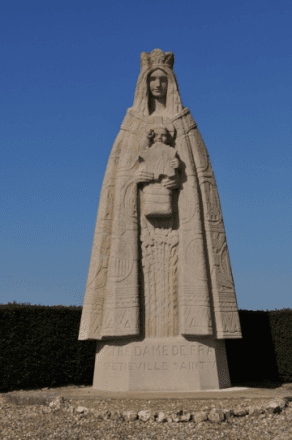 statue notre dame de France - Ancretiéville-saint-Victor 76 - de face.png