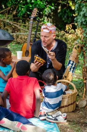 L'artiste Toma Sidibé pendant un atelier musical avec les enfants