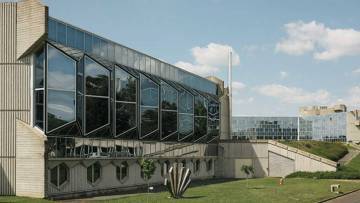 Vue ext&eacute;rieure du si&egrave;ge de la MAIF &agrave; Niort dans les Deux-S&egrave;vres