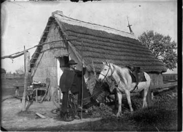 Gardian en costume d’hiver devant sa cabane entre 1910 et 1925