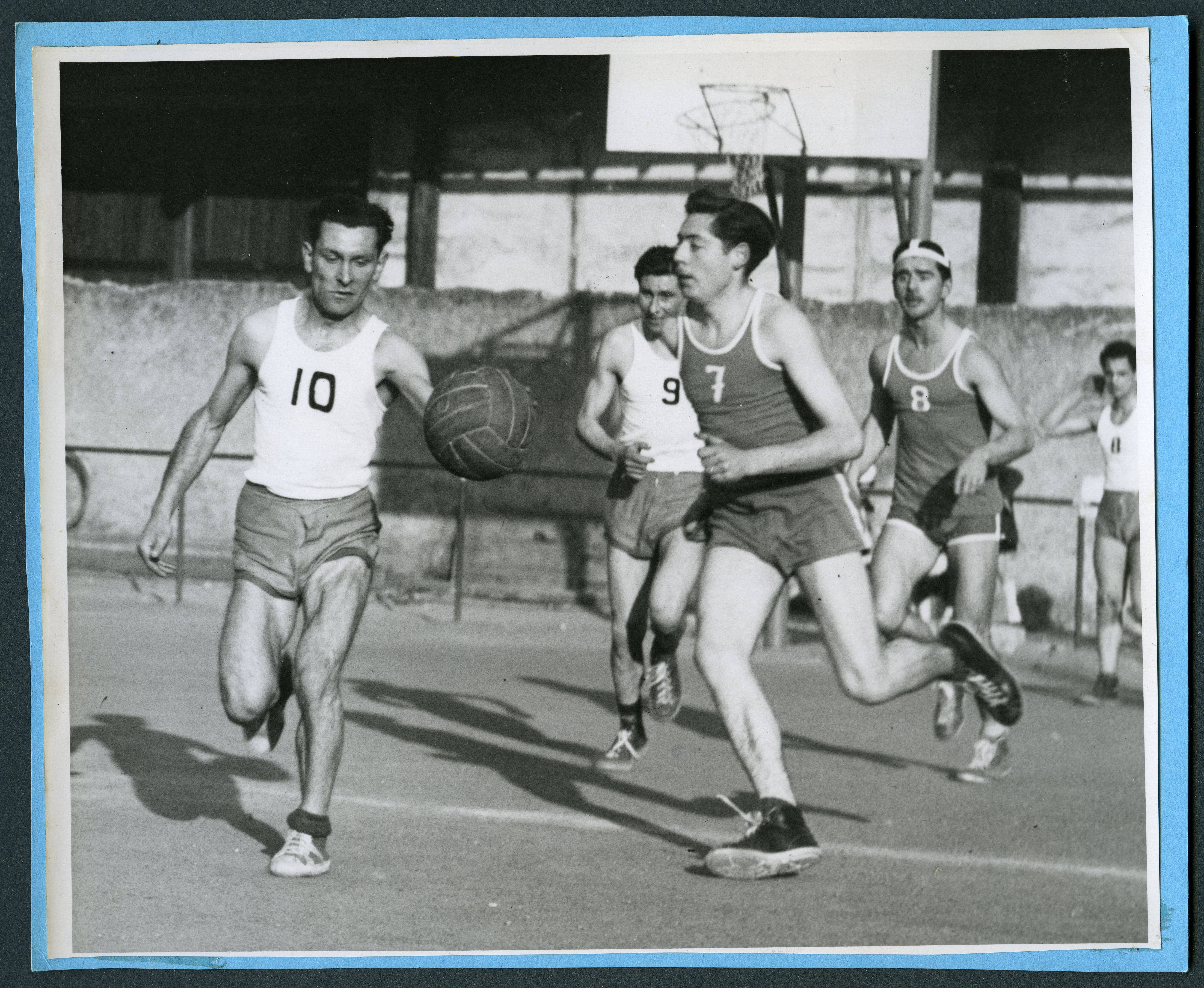 joueurs de basket en train de s'entraîner, photo en noir et blanc