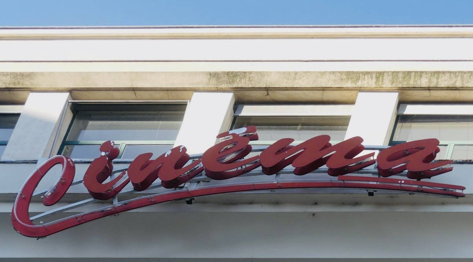 Enseigne d'un ancien cinéma