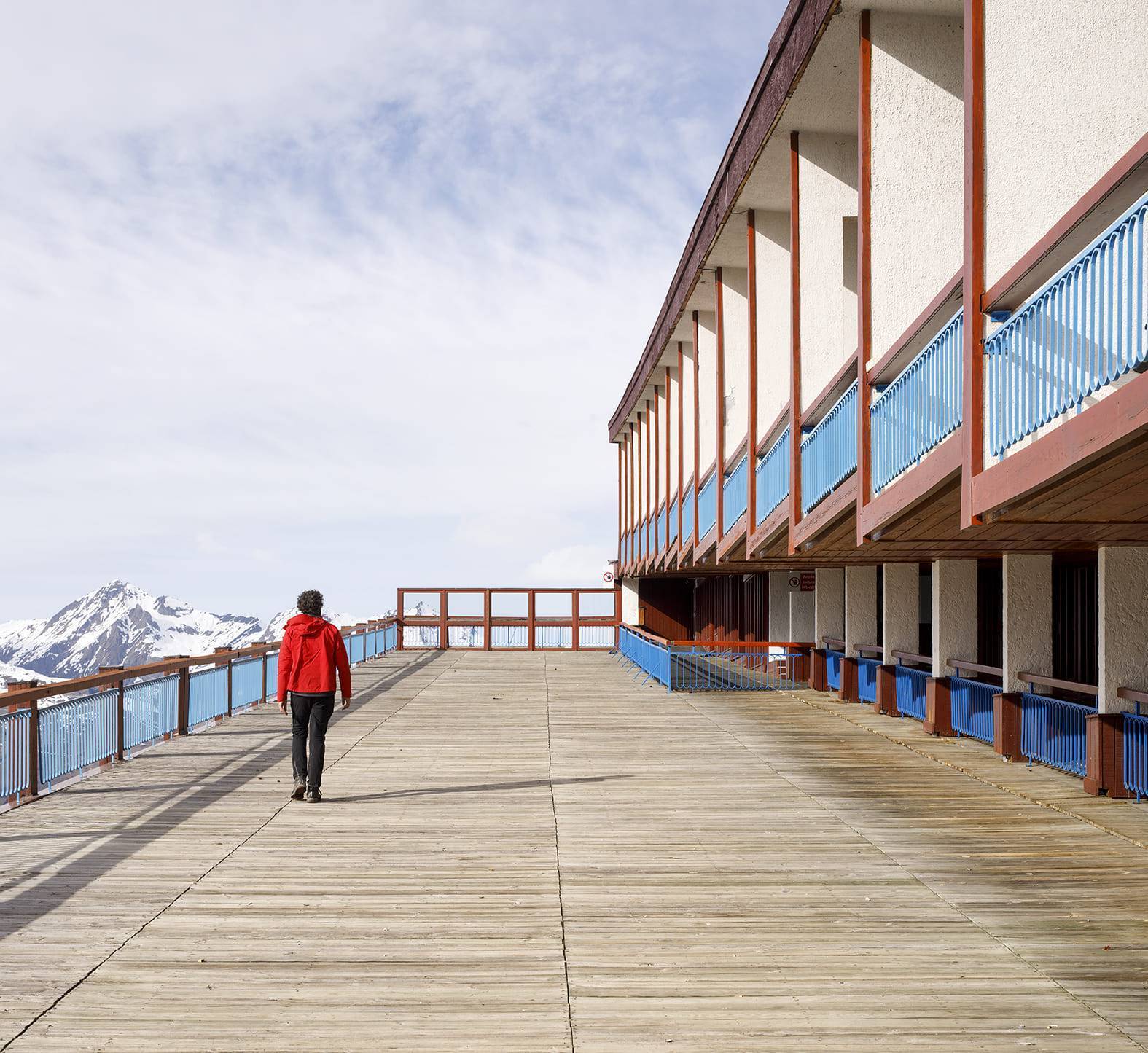 personne marchant sur une terrasse dans une station de sports d'hiver