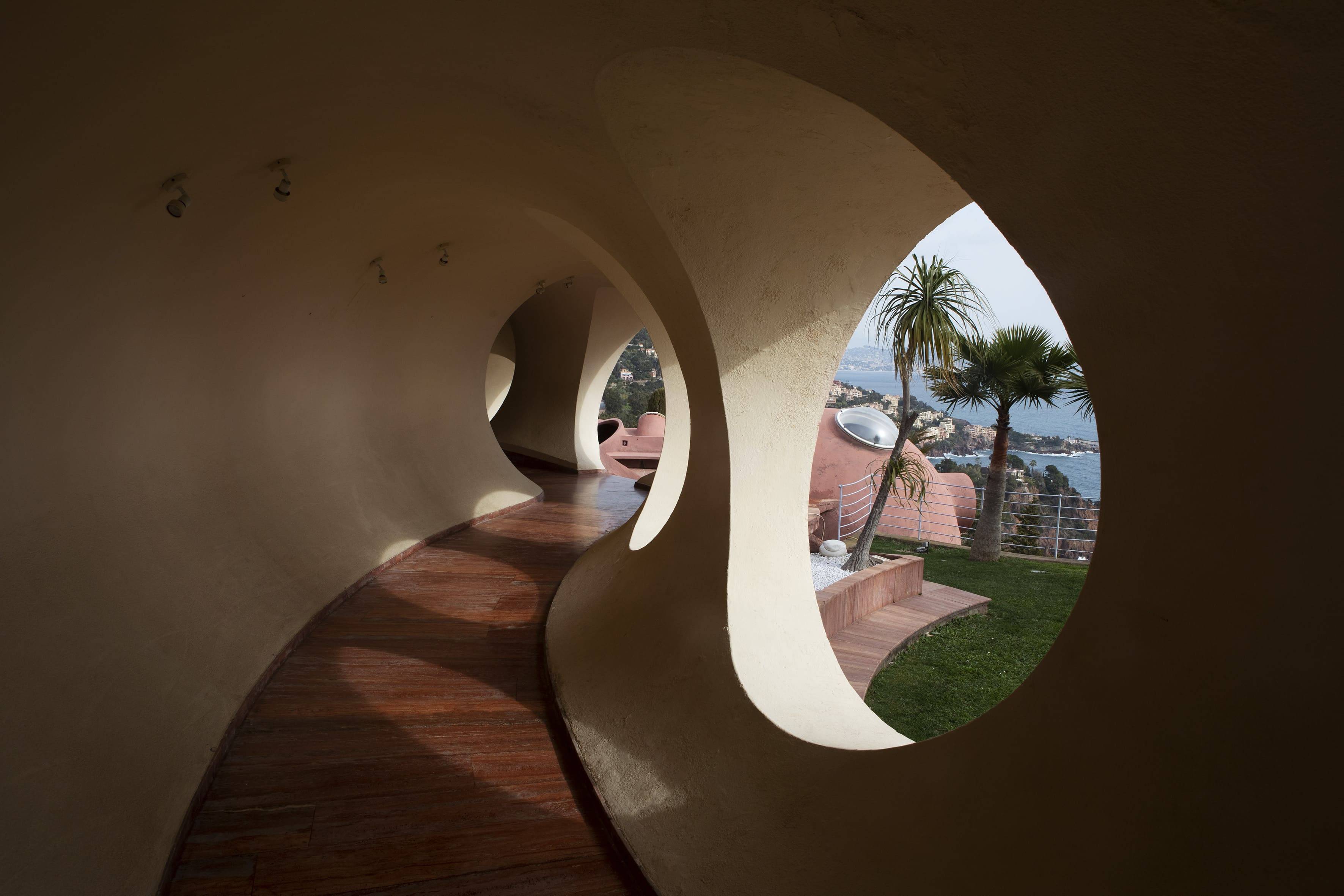 maison avec formes arrondies, vue sur jardin et mer