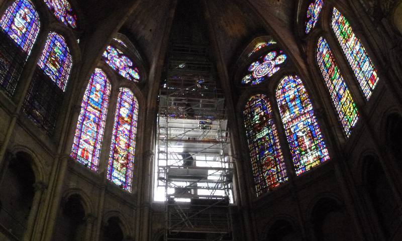 vitrail_en_cours_depose vue interieure cathedrale2.jpg