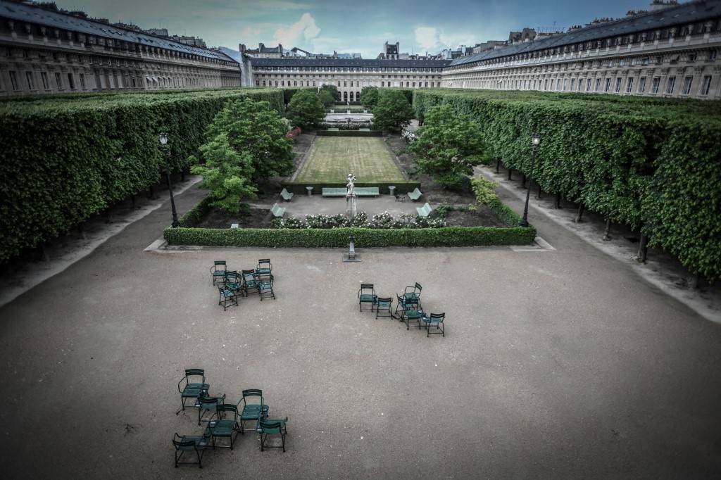 photo aérienne des jardins du palais-royal vides