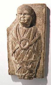Fragment de bas-relief montrant un enfant emmailloté, découvert à Alise-Sainte-Reine (Côte-d'Or), Saint-Germain-en-Laye, musée d'Archéologie nationale © BERIZZI J.- G.