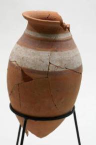 Vase, céramique (orangée, peinte,blanc, ocre), 2e siècle av JC, 1er siècle av JC, Châlon-sur-Saône, Musée Vivant-Denon © Musée Vivant-Denon