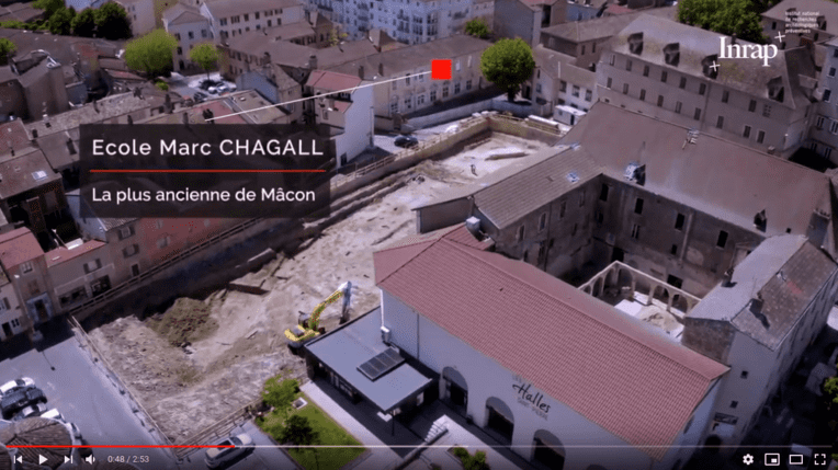 arrêt sur image vidéo : l'école Marc Chagall voisine du chantier de fouille (vue du ciel)