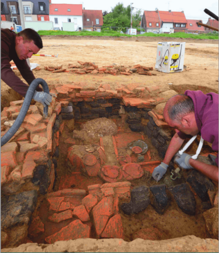 Photo de une de la plaquerre - archéologues au travail