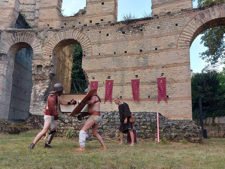 Journées européennes de l'Archéologie en Nouvelle Aquitaine, des gladiateurs professionnels reconstituent une scène d'époque