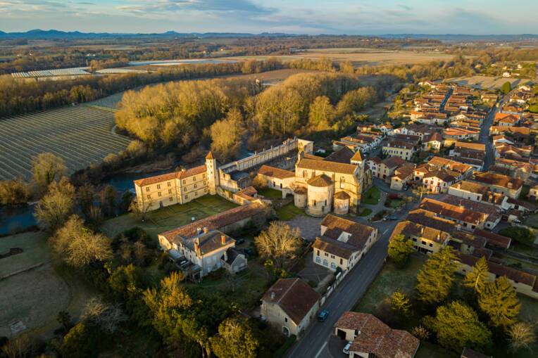 L'abbaye Saint Jean de Sorde bénéficiaire de la Mission patrimoine en Nouvelle-Aquitaine en prise de vue aérienne au lever du soleil