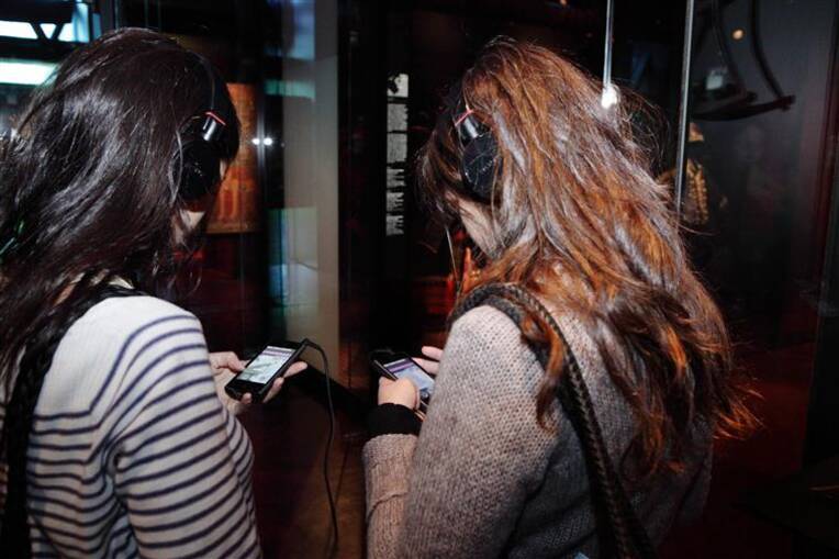 Paris, musée du quai Branly - Jacques Chirac, Le musée numérique : Application smartphone NFC "Le musée en musique". Les coulisses de la réserve des instruments de musique. Photo (C) musée du quai Branly - Jacques Chirac, Dist. RMN-Grand Palais / Cyril Zannettacci