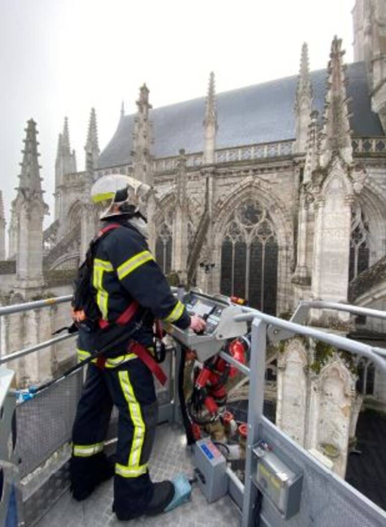 Pompier cath Evreux A Delepine.JPG