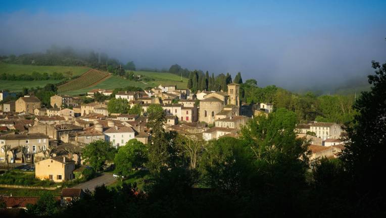 village dans un paysage rural