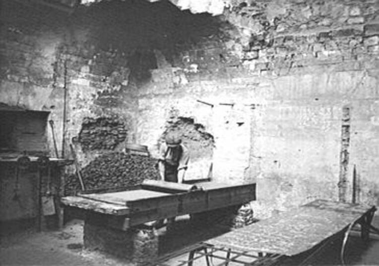 Atelier de confection des plaques de plomb du toit de la cathédrale Notre-Dame de Reims (Marne), 1968