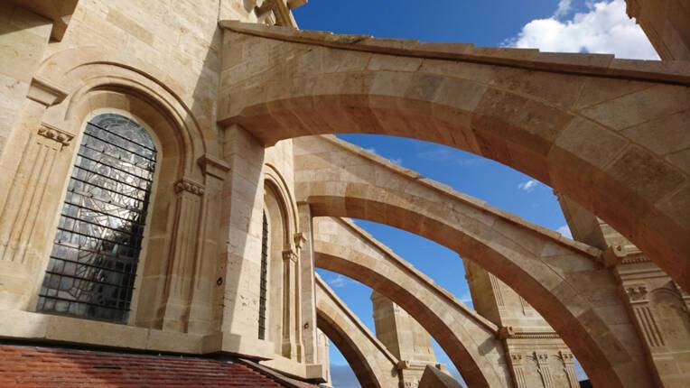 Cathédrale de Langres : déambulatoire sud et baies haute du choeur, après restauration