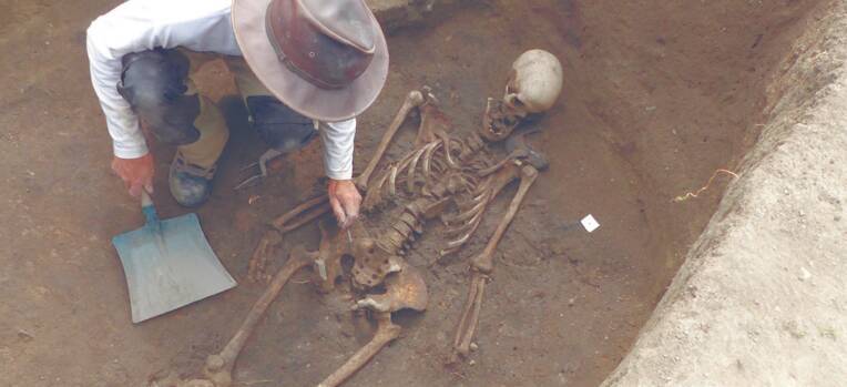 A75_sepulture gauloise en cours de fouilles, site de Pontcharaud.jpg