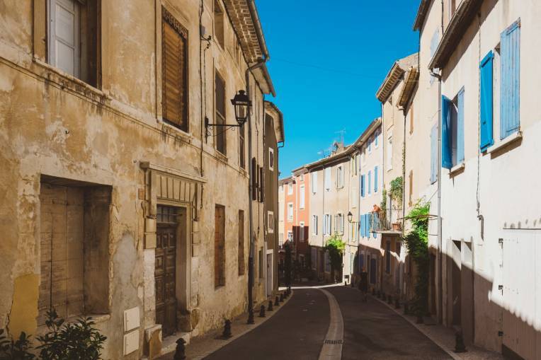 rue étroite d'un petit village traditionnel de France