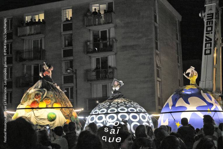 Parade nocturne dans un quartier
