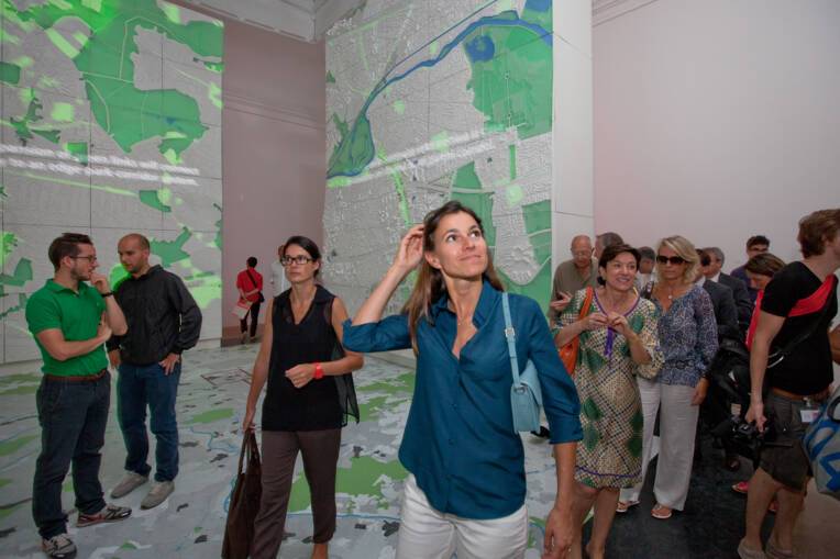 Aurélie Filippetti visite le pavillon français de la biennale de Venise