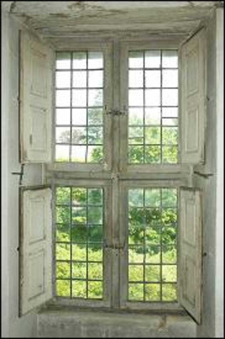 Fenêtre de l'hôtel Dieu de Bayeux (Calvados) - fin du XVIIe siècle