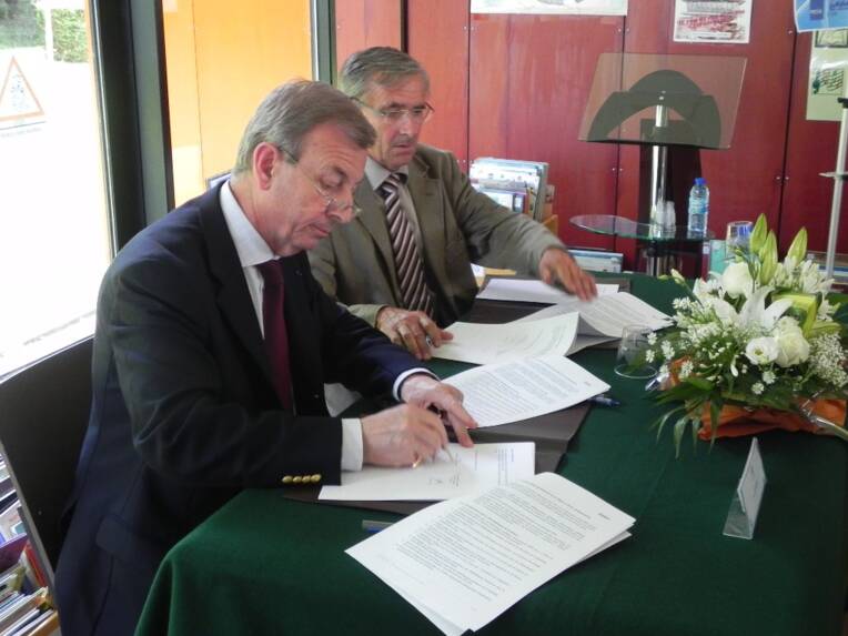 signature contrat Beaugency