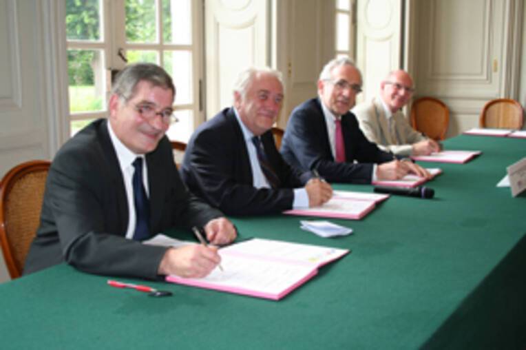 Châlons-en-Champagne - CNAC (Centre National des Arts du Cirque) - signature de l'accord cadre entre les 5 partenaires, le 29 juin 2012