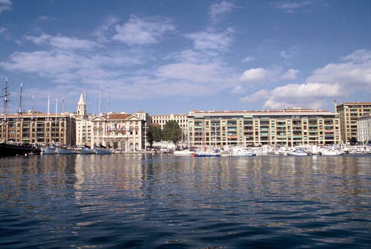 Immeubles du quai du port - Marseille, plan d'eau, hôtel de ville et clocher des Accoules