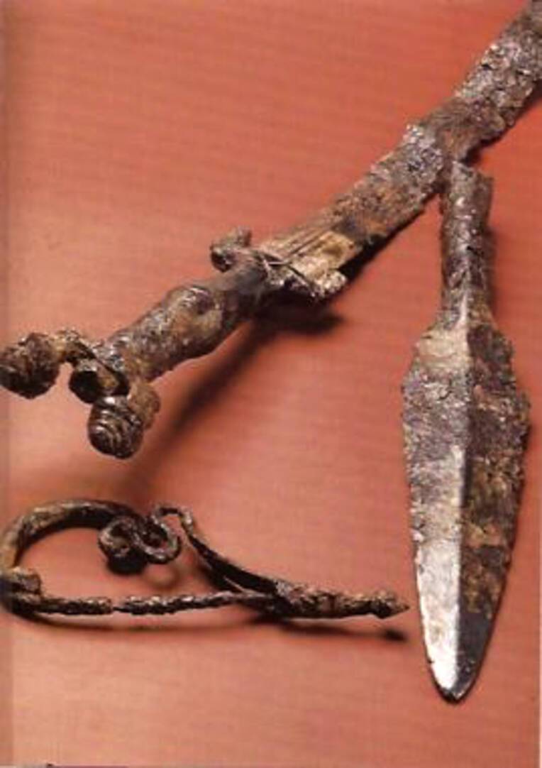 Epée et pointe de lance, de l’Âge du fer (VIIIe et VIIe siècles av. J.-C.) trouvées sur le site de Saint-Dalmas-de-Tende.