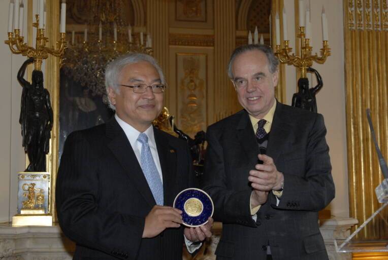 M. Norio Sasaki, président de Toshiba Corporation et le ministre