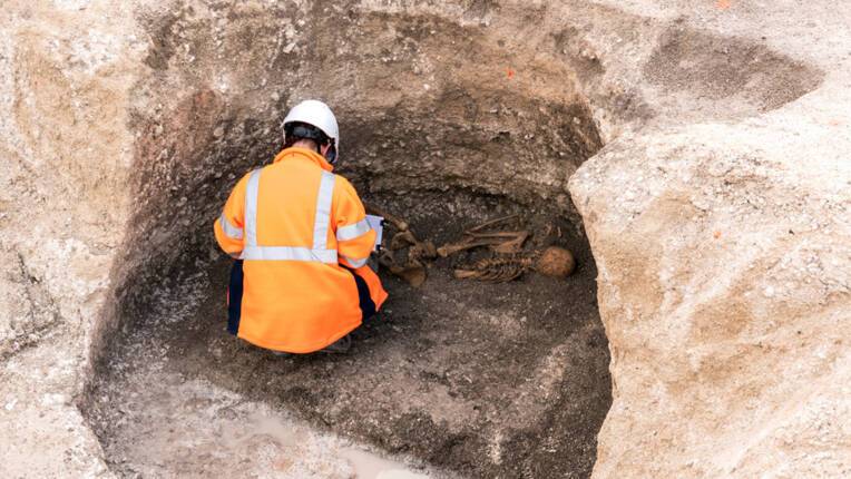 Sur la fouille archéologique à Faux-Fresnay dans la Marne, un silo de la période gauloise contient deux défunts : un individu complet et, entre ses jambes, la tête d’une seconde personne