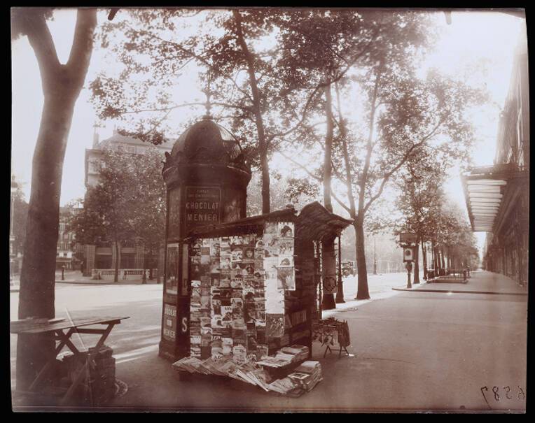 Eugène Atget (1857-1927). À l’angle du boulevard de la Madeleine, 8 juin 1925