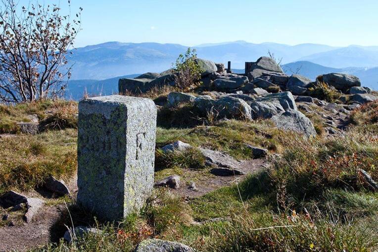 Borne frontière installée après 1870 et marquant la nouvelle frontière entre France et Allemagne, sur la crête des Vosges au sommet du Tannet